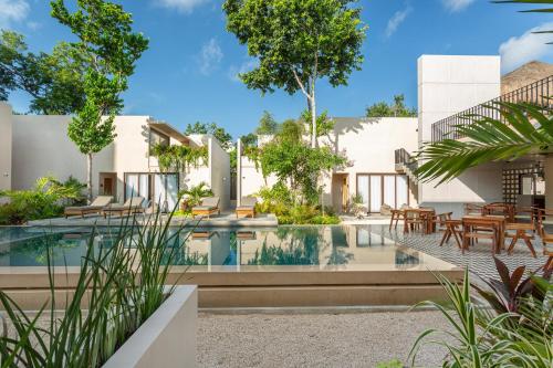 图卢姆Faisano Nomadas的一座带游泳池和庭院的房子