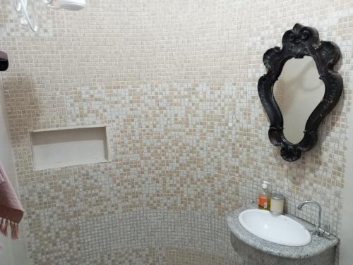 圣若昂-达巴拉Mini Casa Furnas - Capitólio MG的浴室设有水槽和墙上的镜子