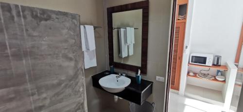拉迈DB Studios Samui的一间带水槽和镜子的浴室