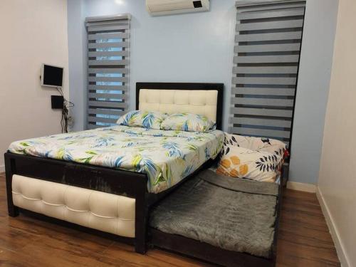 巴科洛德Home in Bacolod的一间卧室配有一张带白色床头板的床