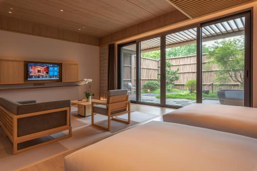 上海上海百万石温泉酒店的一间卧室配有两张床和一台平面电视