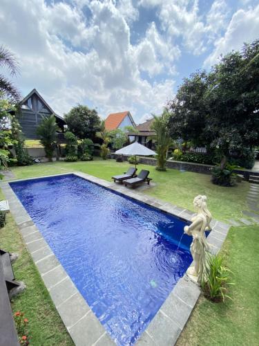 MungguKubu Di Omo Villas的一座房子的院子内的游泳池