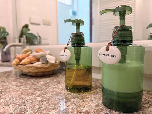 库德岛À La Koh Kood Resort的两瓶肥皂坐在柜台上