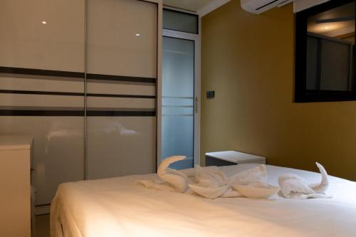 马累Fanfini Residence Male’的卧室配有用毛巾制成的天鹅床
