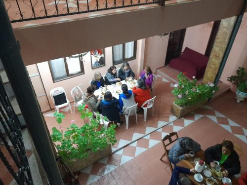 VallegrandeHostal Juanita的一群人坐在一个房间里桌子上