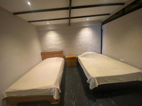 莱瓦镇hosteline的一间小房间,内设两张床