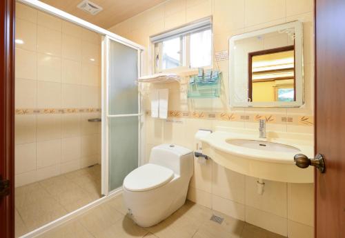 尖石乡会来尖石渡假村 的浴室配有卫生间、盥洗盆和淋浴。