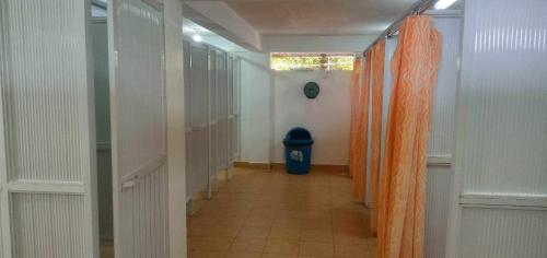 纳苏格布MB Cove的走廊上设有橙色窗帘和蓝色垃圾桶
