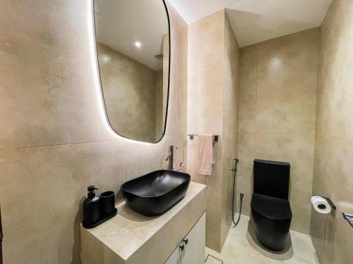 迪拜Deluxe 1 Bedroom Apartment - Elite Residence Dubai Marina - Sea View的浴室设有黑色水槽和镜子
