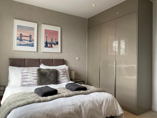 伦敦7th floor apartment的一间卧室配有一张带两个枕头的床