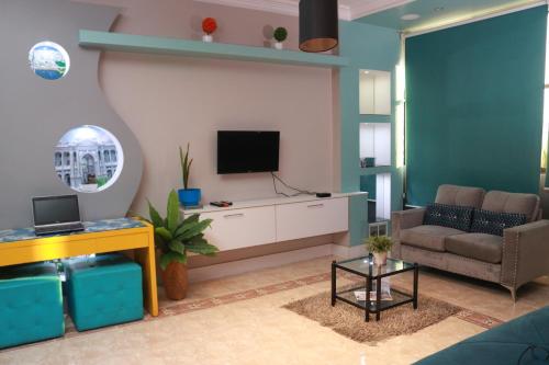 瓜亚基尔SUITES FullHouse的带沙发和电视的客厅