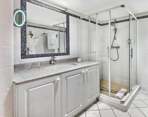 滨海博利厄保护区公寓的带淋浴和盥洗盆的白色浴室