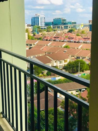 内罗毕Citux Homes的阳台享有房屋和屋顶的景致。
