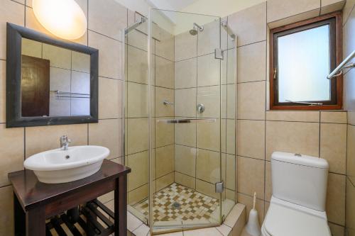 绍斯布鲁姆San Lameer Villa 2909的带淋浴、盥洗盆和卫生间的浴室