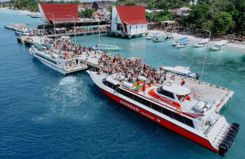 八丹拜Gili Ferries ticket的一群人坐在船上