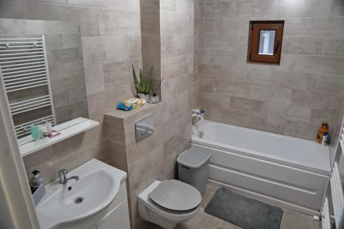 克勒拉希Anto1的浴室配有白色卫生间和盥洗盆。