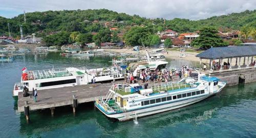 八丹拜Gili Ferries ticket的一艘大船停靠在码头