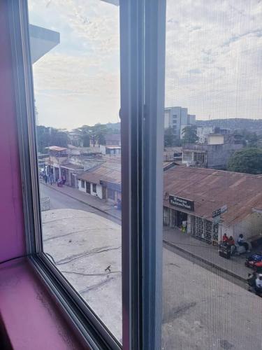 姆万扎Hotel Delux的享有城市街道景致的窗户。