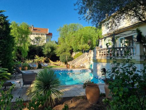 耶尔Villa Marguerite的一座房子的院子内的游泳池