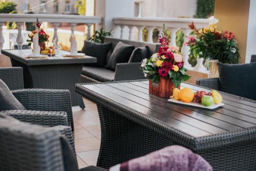 敖德萨GRAND OTRADA Hotel Resort & SPA的一张桌子上放着花瓶和水果