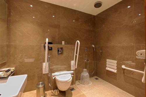 阿鲁法PARK RESIDENCY ARCADIA的浴室配有卫生间、淋浴和盥洗盆。