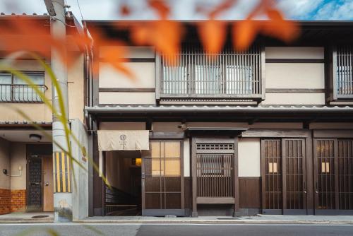 京都谷町君・星屋旅館・神泉ノ宿　二条城的街道上设有棕色门窗的建筑