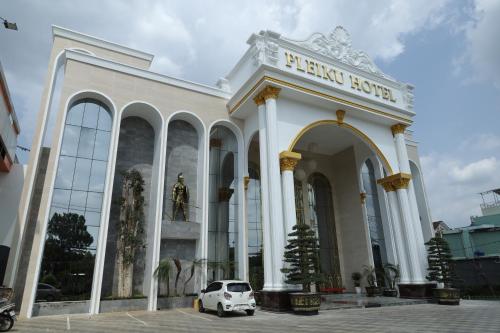 波来古市Pleiku Hotel by Gia Lai Tourist的停在大楼前的白色汽车