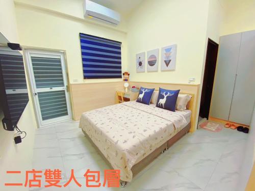 台南Unique Homestay的一间卧室配有一张带蓝色枕头的床