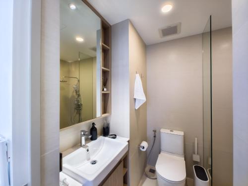 邦涛海滩Skypark Laguna apartments Bangtao的一间带水槽、卫生间和镜子的浴室
