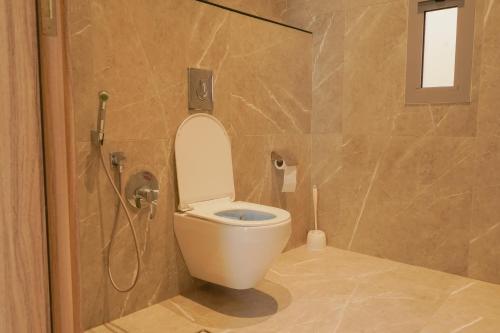 利雅德Hadeer Chalet的浴室配有白色卫生间和淋浴。