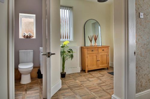 普利斯坦丁Finest Retreats - Shorelands的一间带卫生间和镜子的浴室