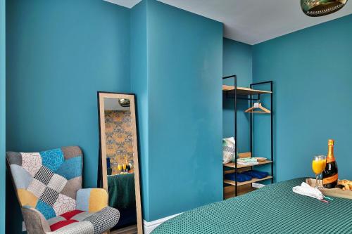 普利斯坦丁Finest Retreats - Shorelands的蓝色客房 - 带床和椅子