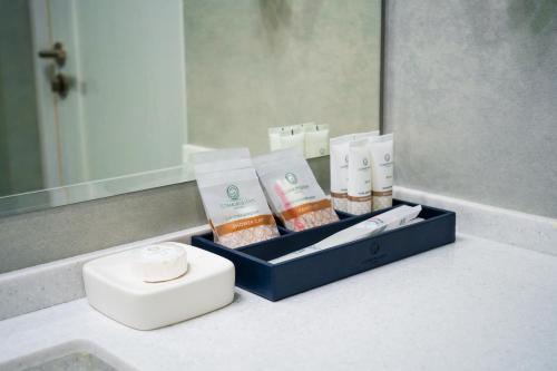 奇姆肯特Cosmopolitan Hotel的一套产品放在浴室的柜台上
