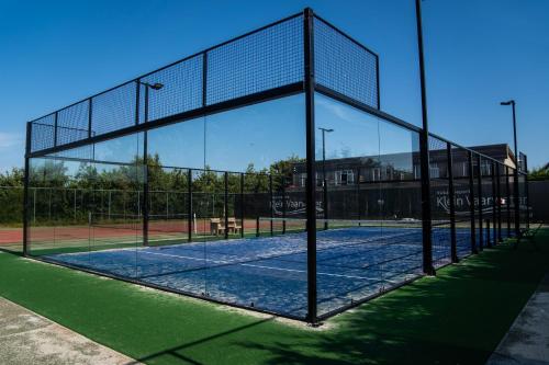 比伦Vakantiepark Klein Vaarwater的网球场和2个网球场