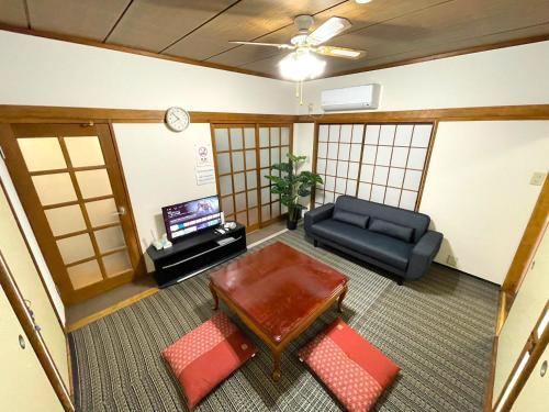 东京Tatami house Skytree view Asakusa line的客厅享有高空美景,配有沙发和桌子