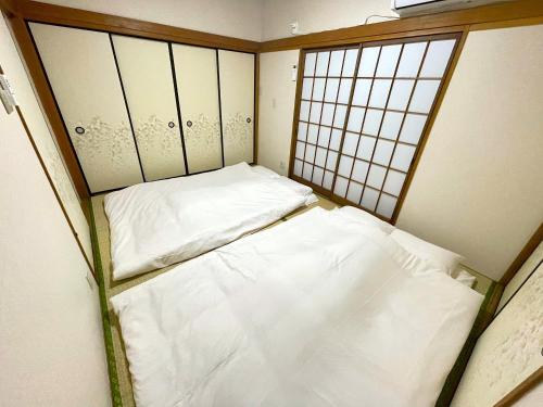东京Tatami house Skytree view Asakusa line的带2扇窗户的小客房内的2张床