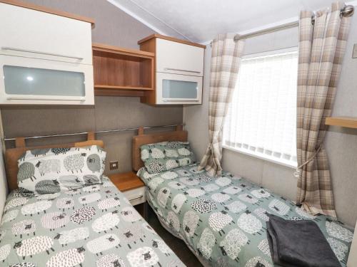 科克茅斯No 7 Skiddaw View的一间小卧室,配有床和窗户