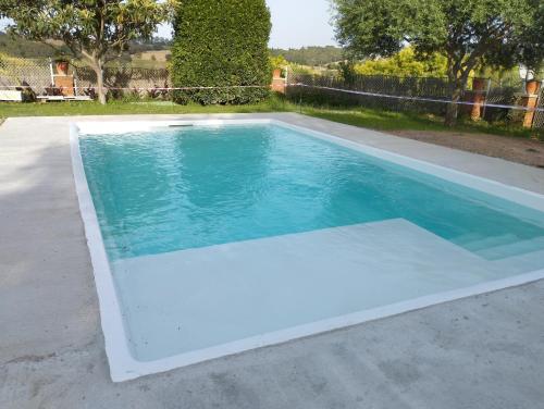 巴塞罗那Casa familiar con piscina的后院的蓝色海水游泳池