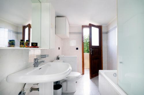TopóliaTopolia 1 Bedroom Villa的白色的浴室设有水槽和卫生间。