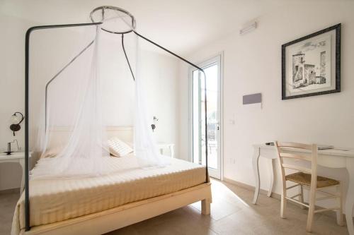 奥特朗托丰塔内莱农家乐的一间卧室配有一张天蓬床和一张书桌