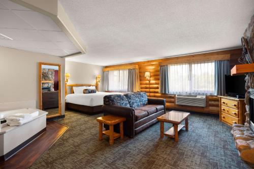 Siren诺斯伍兹贝斯特韦斯特酒店的酒店客房,配有床和沙发