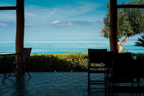 特罗佩阿Residence New Paradise的一个带椅子的海景庭院