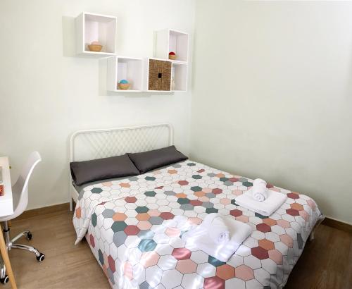 马德里Cómoda Habitación Doble cerca de los lugares emblemáticos de Madrid的一间小卧室,配有一张床和一张书桌