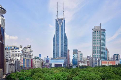 上海上海康莱德酒店的享有城市天际线和高楼的景色