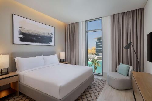 阿布扎比Doubletree By Hilton Abu Dhabi Yas Island Residences的酒店客房设有一张床和一个大窗户