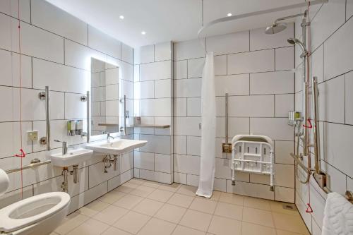 巴斯Hampton By Hilton Bath City的浴室设有卫生间、2个盥洗盆和镜子