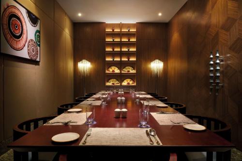 莎阿南Doubletree By Hilton Shah Alam I-City的长长的用餐室配有长桌子和椅子
