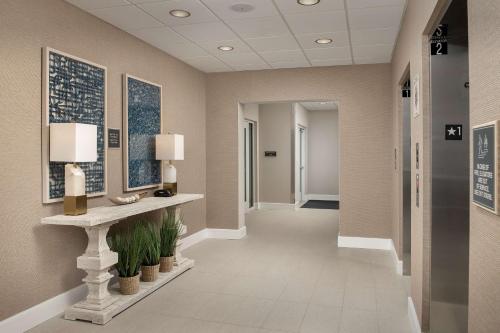 德斯坦Homewood Suites By Hilton Destin的医院的走廊,带桌子和灯