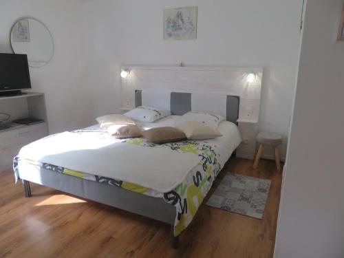 马尔梅迪Les Renardeaux的一间卧室配有带白色床单和枕头的床。