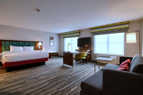 林肯Hampton Inn Lincoln White Mountains的配有一张床和一张书桌的酒店客房